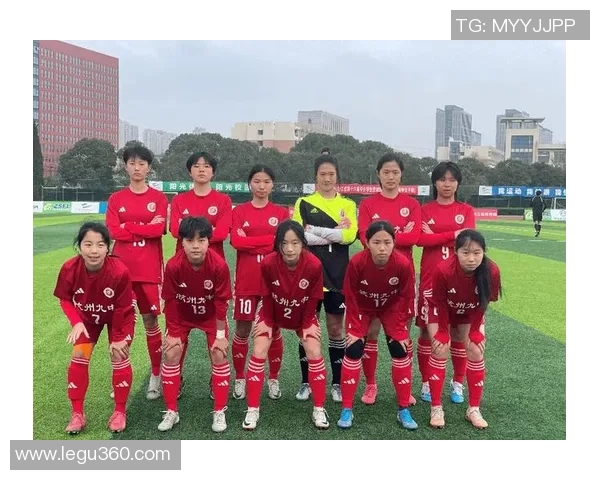 奋勇争先十四中足球队在校园联赛中的精彩表现与团队精神展现